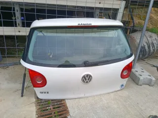 Portón con aleron Golf GTI MK5