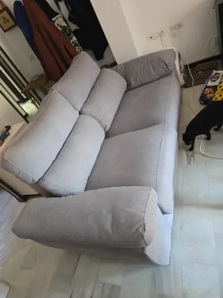 Sofá de 3 plazas, el sofa es verde