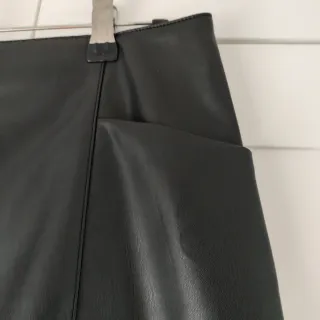 Falda polipiel negra