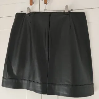 Falda polipiel negra