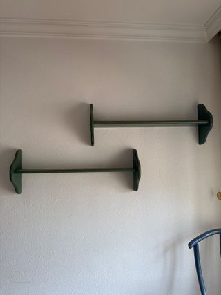 Estanterías verdes a juego