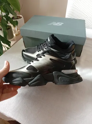 Zapatillas New Balance Negras y Plateadas