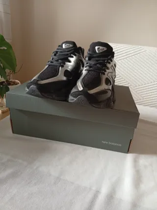 Zapatillas New Balance Negras y Plateadas