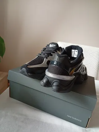 Zapatillas New Balance Negras y Plateadas