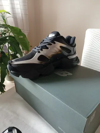 Zapatillas New Balance Negras y Plateadas