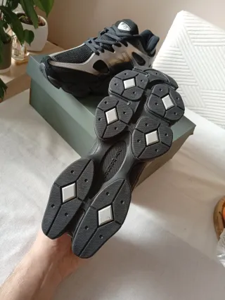 Zapatillas New Balance Negras y Plateadas