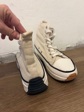 Zapatillas altas beige y blancas