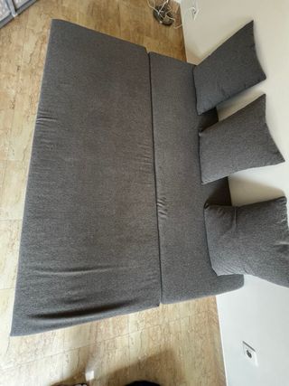 Divano letto grigio in tessuto a tre posti