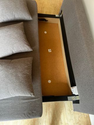 Divano letto grigio in tessuto a tre posti