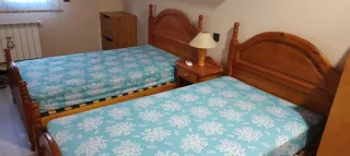 2 Camas de Madera Maciza con Mesilla