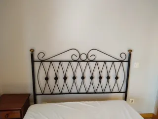 Cabecero forja negro y dorado de 135 cm