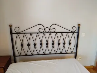 Cabecero forja negro y dorado de 135 cm