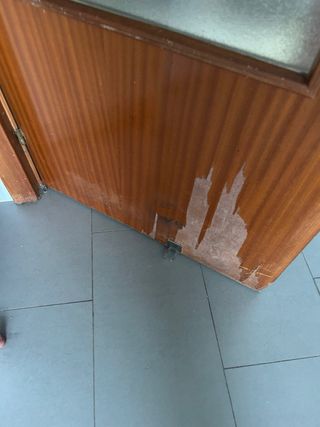 Puerta madera con cristal y marco