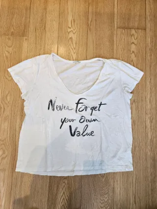 Camiseta blanca con mensaje Never Forget