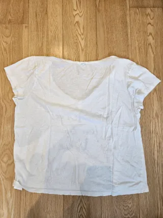 Camiseta blanca con mensaje Never Forget