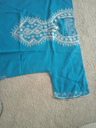 Kaftán Turquesa Bordado Blanco. Mujer/hombre.