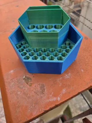 Portapenne esagonale 3D blu e verde