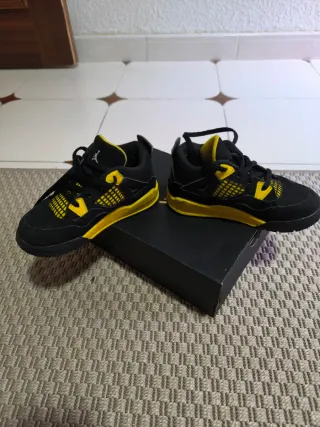 Zapatillas Jordan Niño Negro Amarillo  TALLA 27