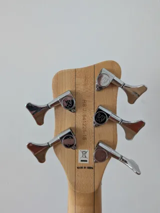 Bajo Warwick Rockbass Streamer Standard 5 cuerdas.