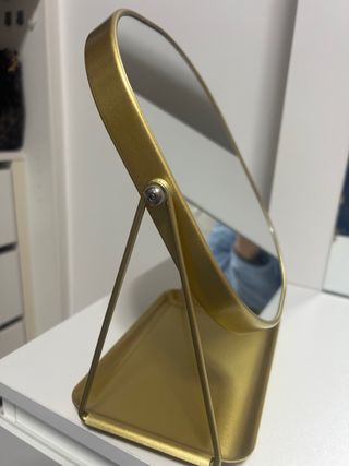 Espejo de maquillaje dorado con bandeja