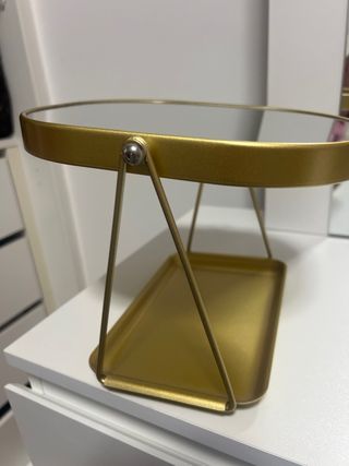 Espejo de maquillaje dorado con bandeja