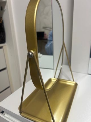 Espejo de maquillaje dorado con bandeja