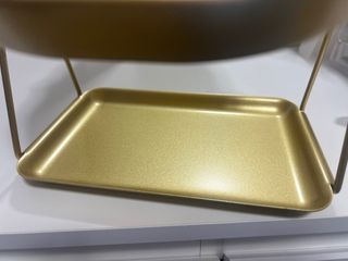 Espejo de maquillaje dorado con bandeja