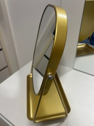 Espejo de maquillaje dorado con bandeja