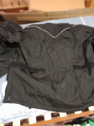 Chaqueta y pantalón motero negro