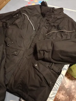 Chaqueta y pantalón motero negro