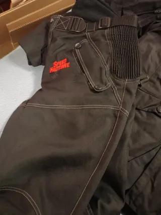 Chaqueta y pantalón motero negro