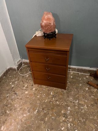 Mesita de noche de madera con lámpara