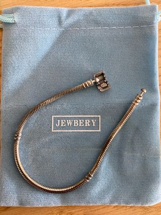 Pulsera de metal plateada