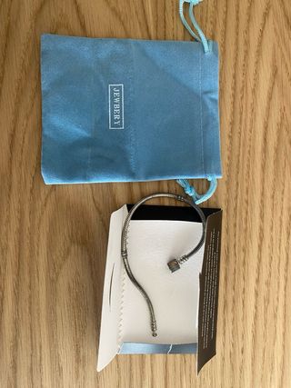 Pulsera de metal plateada