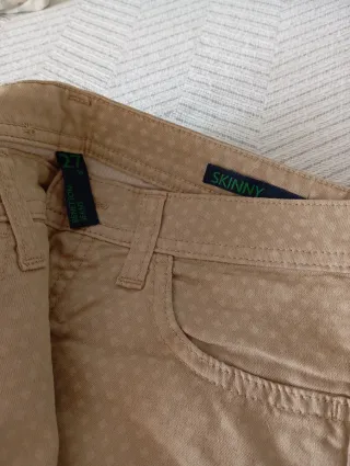 Pantalón skinny Benetton estampado beige