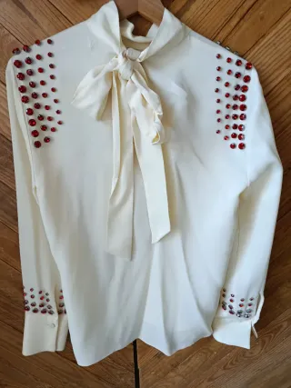Blusa Beige con Strass Rojo BAJADA DE PRECIO
