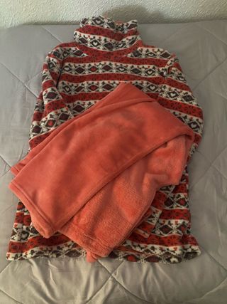 Pijama de forro polar con cuello alto