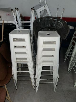 Taburetes de metal blancos (20 unidades) a 12€ cad