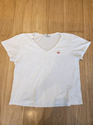 Camiseta blanca cuello pico con cerezas