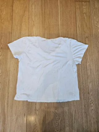 Camiseta blanca cuello pico con cerezas