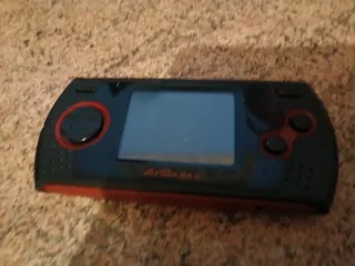 Console Sega portatile nera e rossa