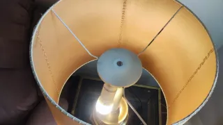 Lámpara de mesa clásica con base efecto bronce