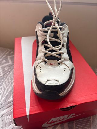 Nike Air Monarch IV Negro Blanco Rojo