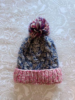 Gorro tejido pompón azul y rosa