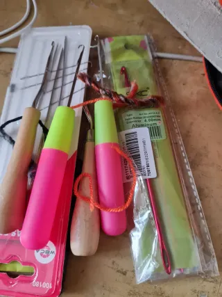 20 Lanas y utensilios para alfombras y tapices.