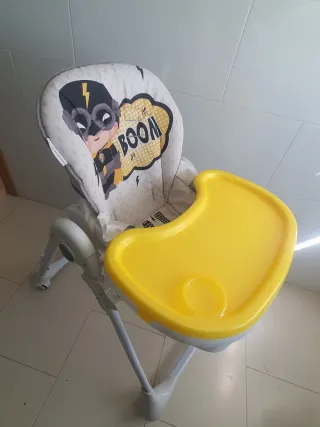 Silla de comer para bebé alta gris y blanca