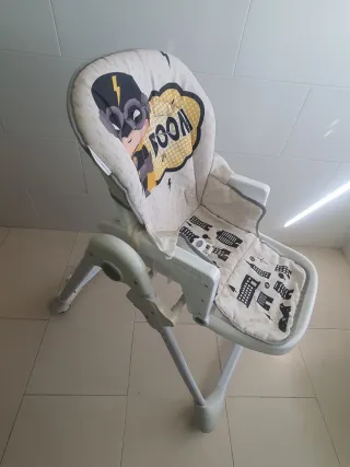 Silla de comer para bebé alta gris y blanca