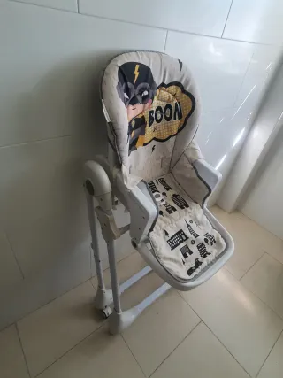 Silla de comer para bebé alta gris y blanca