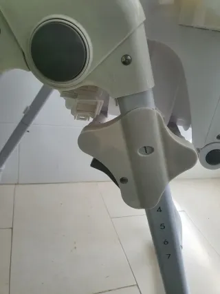 Silla de comer para bebé alta gris y blanca