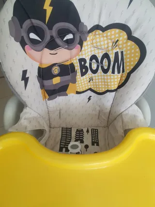 Silla de comer para bebé alta gris y blanca